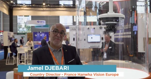 Jamel Djebari présente la caméra multi-capteurs, sur le salon APS