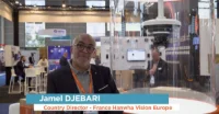 Jamel Djebari présente la caméra multi-capteurs, sur le salon APS